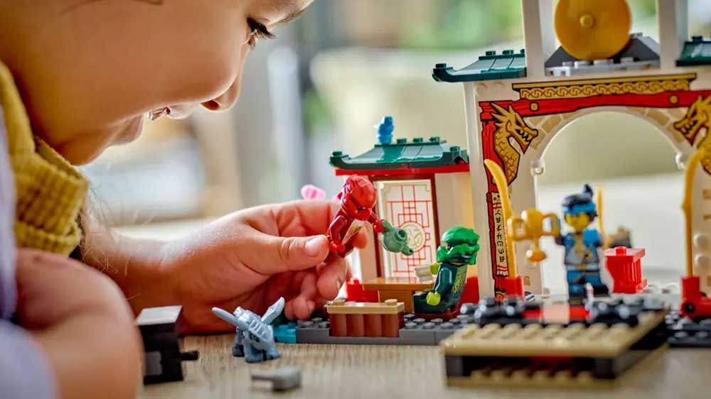 Holčička hrající si se stavebnicí LEGO® NINJAGO® 71831 Chrám nindžů Spinjitzu_02