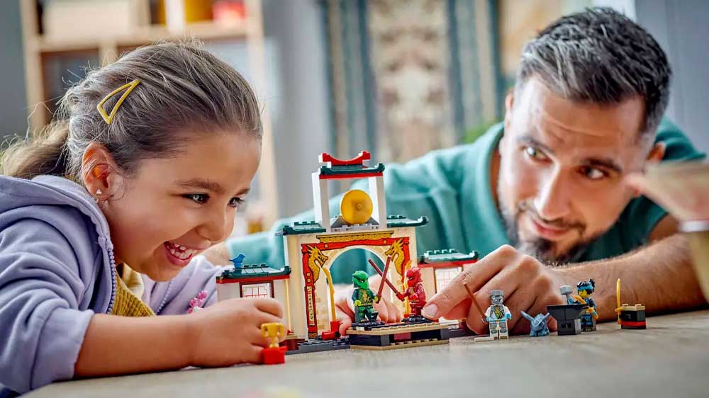 Hrající si otec s dcerou se stavebnicí LEGO® NINJAGO® 71831 Chrám nindžů Spinjitzu_03