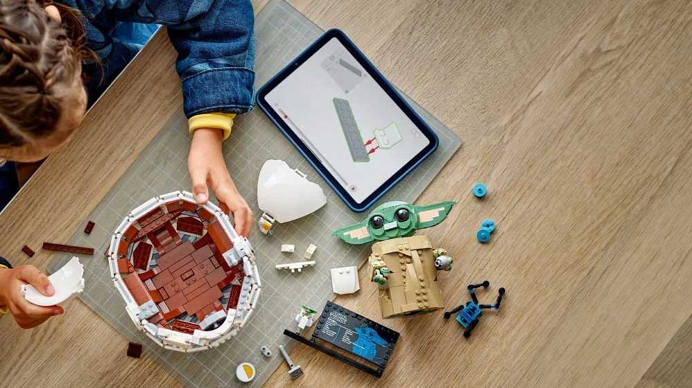 LEGO&reg; Grogu ve vzn&aacute;&scaron;ej&iacute;c&iacute;m se koč&aacute;rku skl&aacute;d&aacute;n&iacute;_02