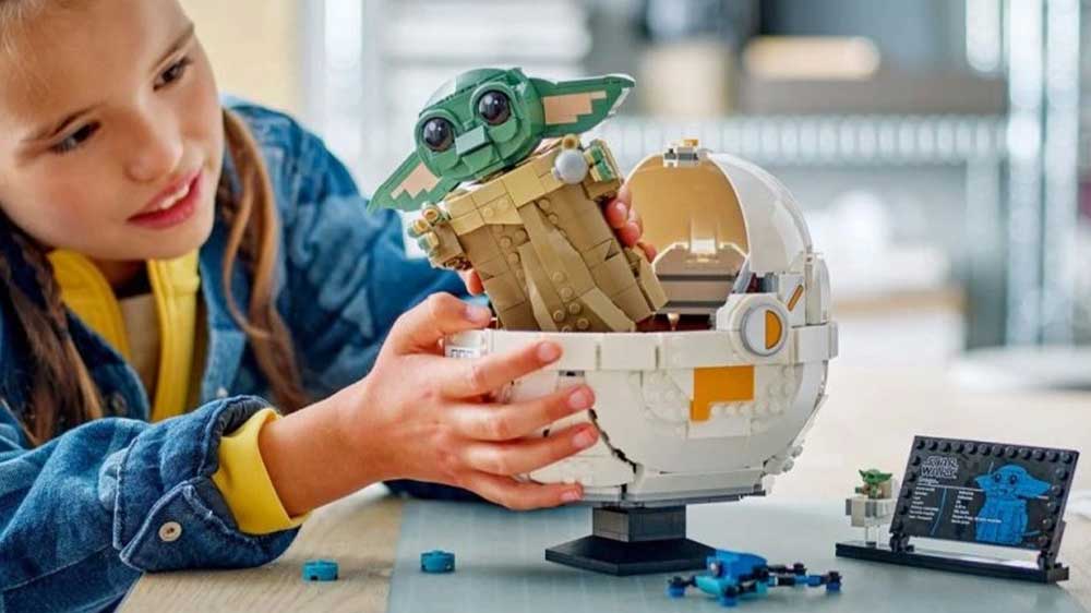 LEGO&reg; Grogu ve vzn&aacute;&scaron;ej&iacute;c&iacute;m se koč&aacute;rku s d&iacute;tětem_03