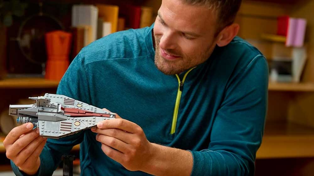 LEGO® Útočná loď třídy Acclamator s dospělým_03