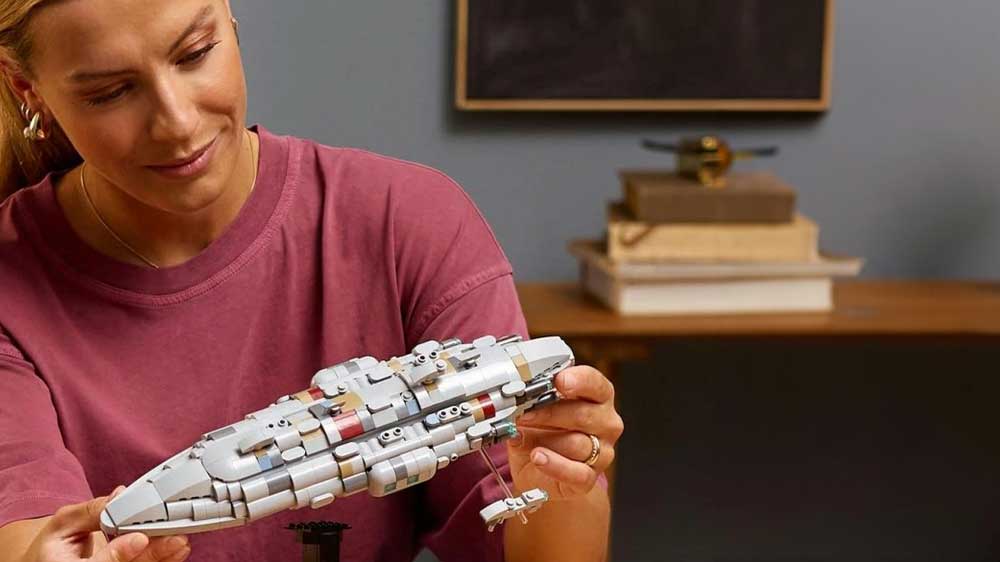 LEGO® Hvězdný křižník Home One s ženou_03
