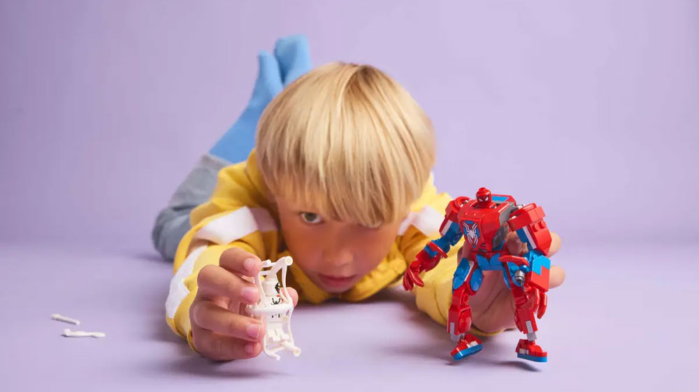 Chlapec si hraje se Stavebnicí LEGO® Marvel 76308 Spider-Man v robotickém obleku vs. Anti-Venom_02