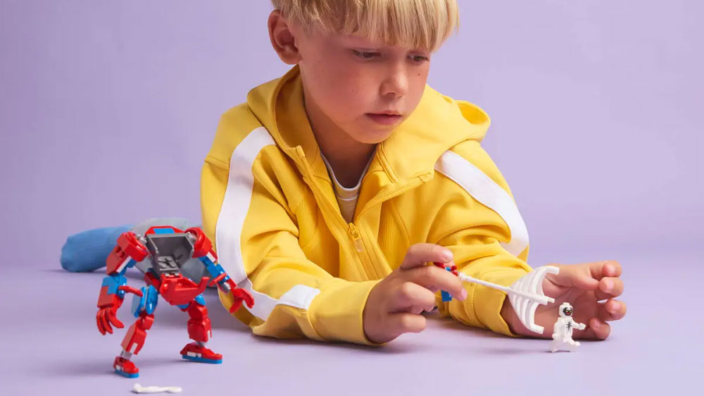 Chlapec si hraje se Stavebnicí LEGO® Marvel 76308 Spider-Man v robotickém obleku vs. Anti-Venom_04