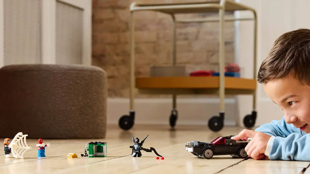 Chlapec si hraje se Stavebnicí LEGO® Marvel 76309 Spider-Man vs. Venomův výkonný sporťák_04