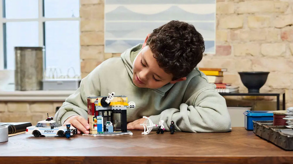 Chlapec si hraje se Stavebnicí LEGO® Marvel 76311 Spider-Verse: Miles Morales vs. Flek_02