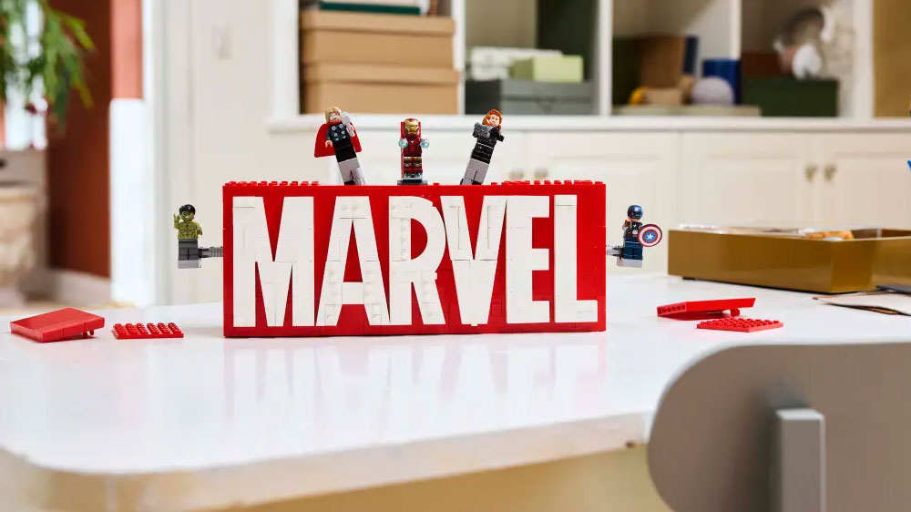 Stavebnice LEGO® 76313 Logo MARVEL a minifigurky na stole v pokoji_03