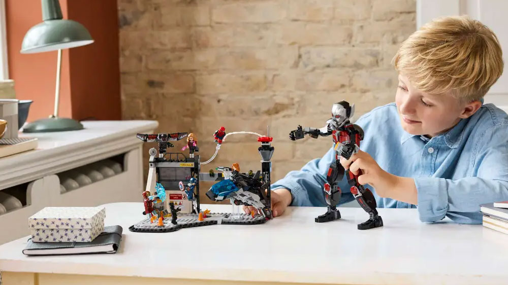 Chlapec si hraje se stavebnicí LEGO® Marvel 76314 Akční bitva – Captain America: Občanská válka_03