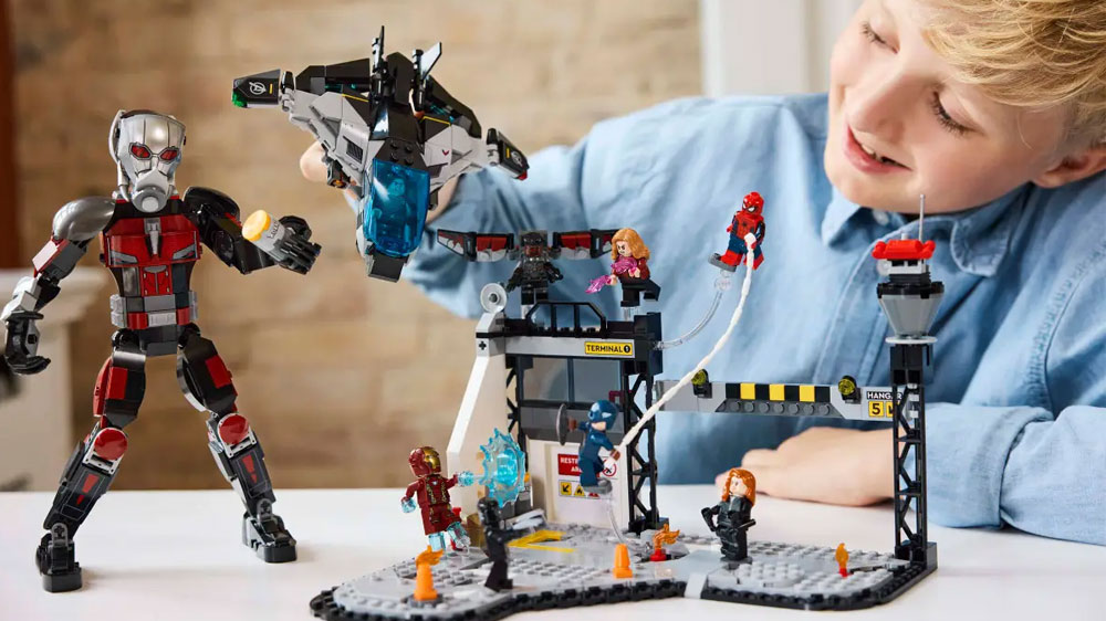 Chlapec si hraje se stavebnicí LEGO® Marvel 76314 Akční bitva – Captain America: Občanská válka_04