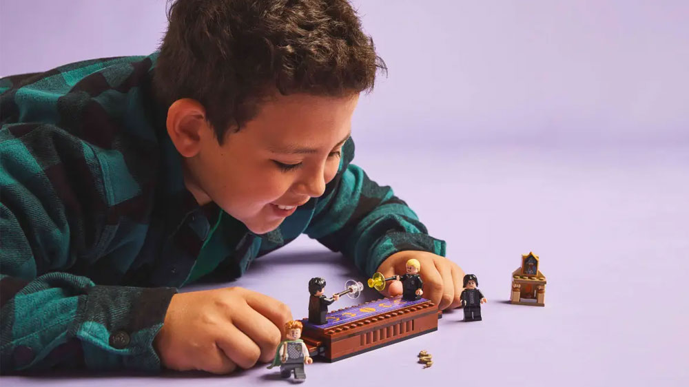 Chlapec si hraje se stavebnicí LEGO® Harry Potter™ 76441 Bradavický hrad: Soubojnický klub_02