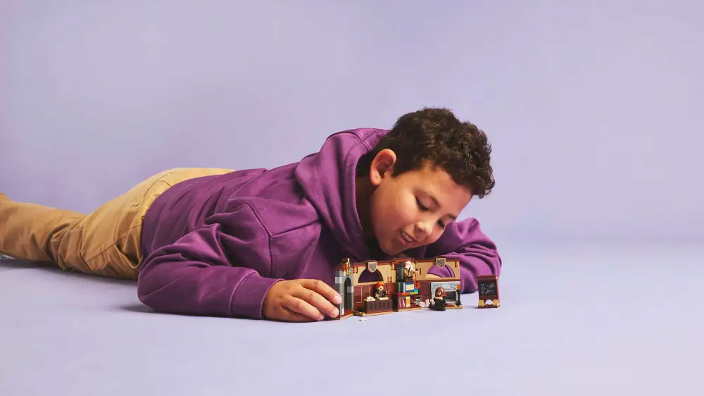 Chlapec si hraje se stavebnic&iacute; LEGO&reg; Harry Potter&trade; 76441 Bradavick&yacute; hrad: Hodina kouzeln&yacute;ch formul&iacute;_02