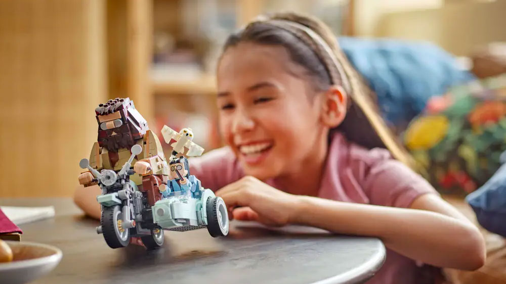 Dívka si hraje se stavebnicí LEGO® Harry Potter™ 76443 Hagrid™ a Harry na motorce_02