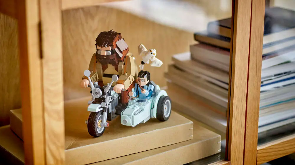 Stavebnice LEGO® Harry Potter™ ™ 76443 Hagrid™ a Harry na motorce jako originální dekorace_03