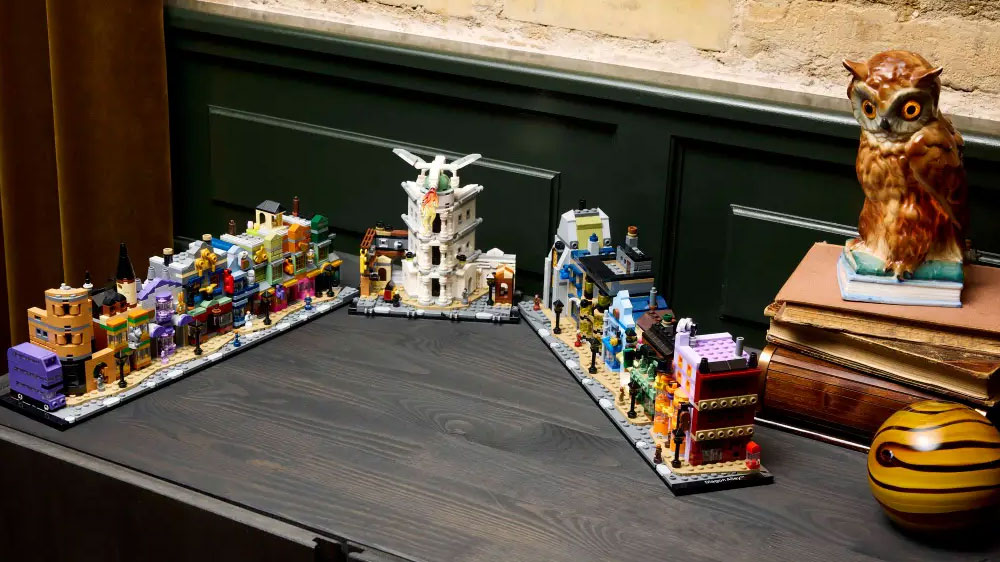 Stavebnice LEGO® Harry Potter™ 76444 Kouzelnické obchody v Příčné ulici vystavená na polici_03