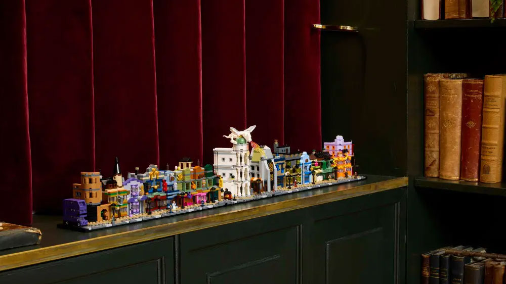 Stavebnice LEGO® Harry Potter™ 76444 Kouzelnické obchody v Příčné ulici vystavené na polici_05