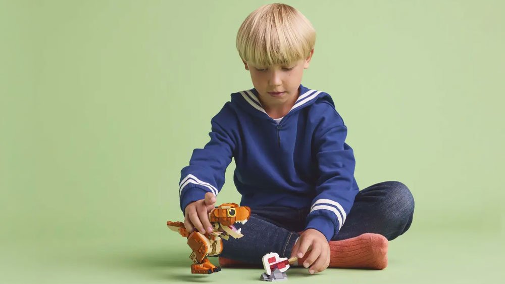 Chlapec si hraje se Stavebnicí LEGO® Jurassic World 76967 Malá Žravka: T-rex_02