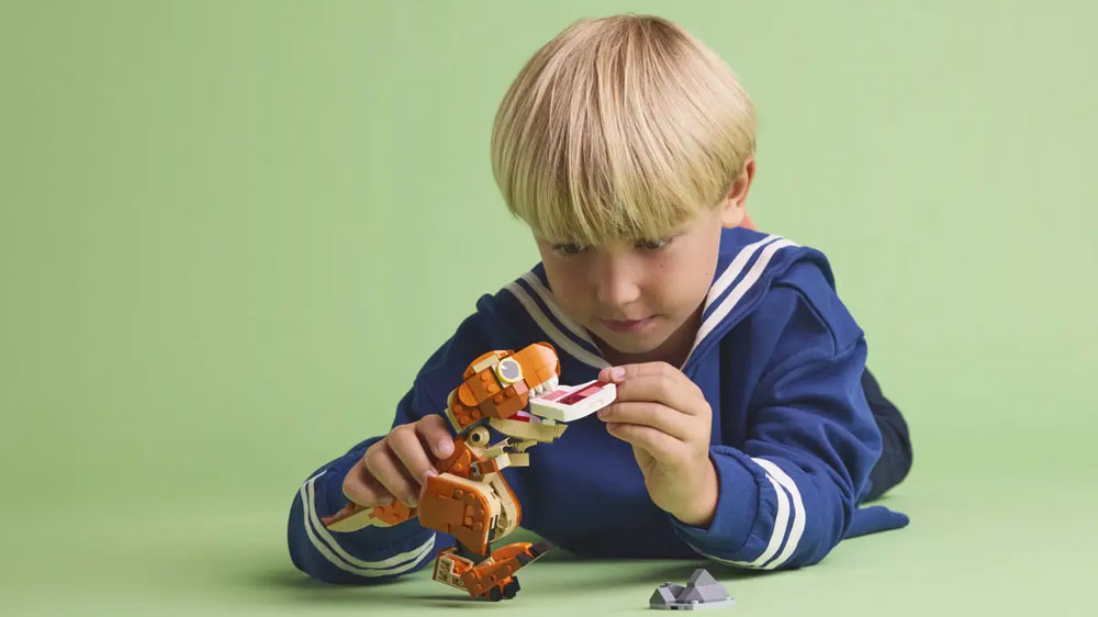 Chlapec si hraje se Stavebnicí LEGO® Jurassic World 76967 Malá Žravka: T-rex_03