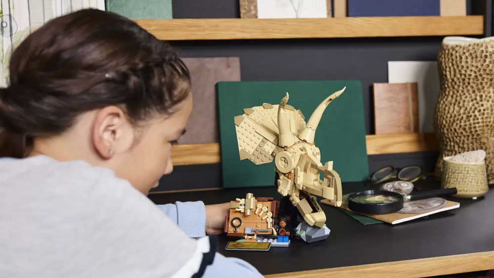D&iacute;vka si hraje se Stavebnic&iacute; LEGO&reg; Jurassic World 76969 Dinosauř&iacute; fosilie: Lebka triceratopse_02