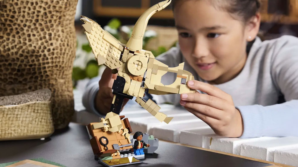 D&iacute;vka si hraje se Stavebnic&iacute; LEGO&reg; Jurassic World 76969 Dinosauř&iacute; fosilie: Lebka triceratopse_03