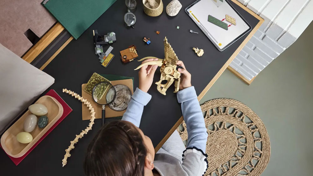 D&iacute;vka stav&iacute; podle aplikace LEGO&reg; Builder stavebnici LEGO&reg; Jurassic World 76967 Mal&aacute; Žravka: T-rex _04