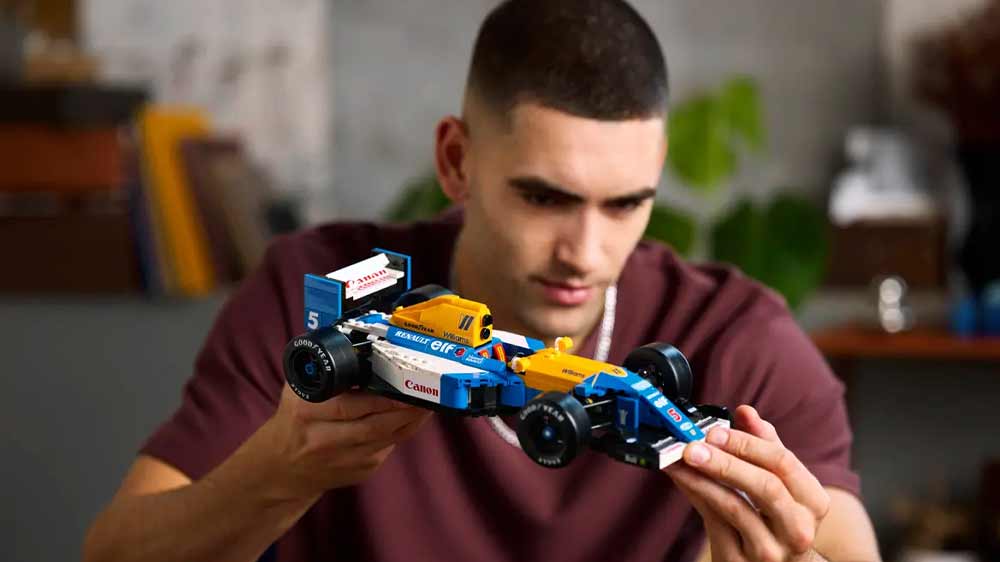 Muž, který si prohlíží stavebnici LEGO® Icons 10353 Williams Racing FW14B a Nigel Mansell _02