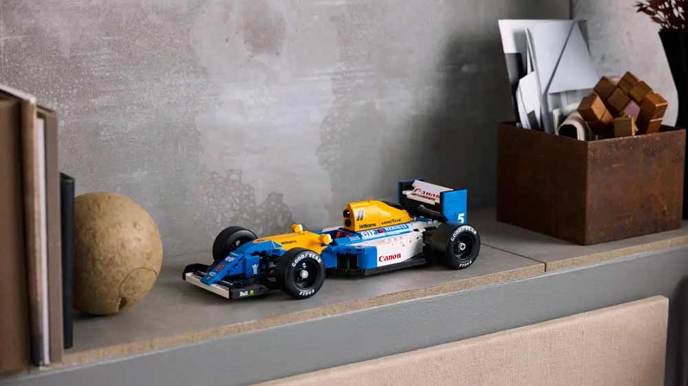 Sestavená formule stojící na poličce_03