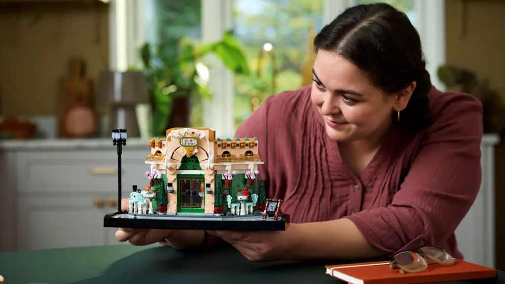 Žena obdivující stavebnici LEGO® Icons 10362 Francouzská kavárna_02