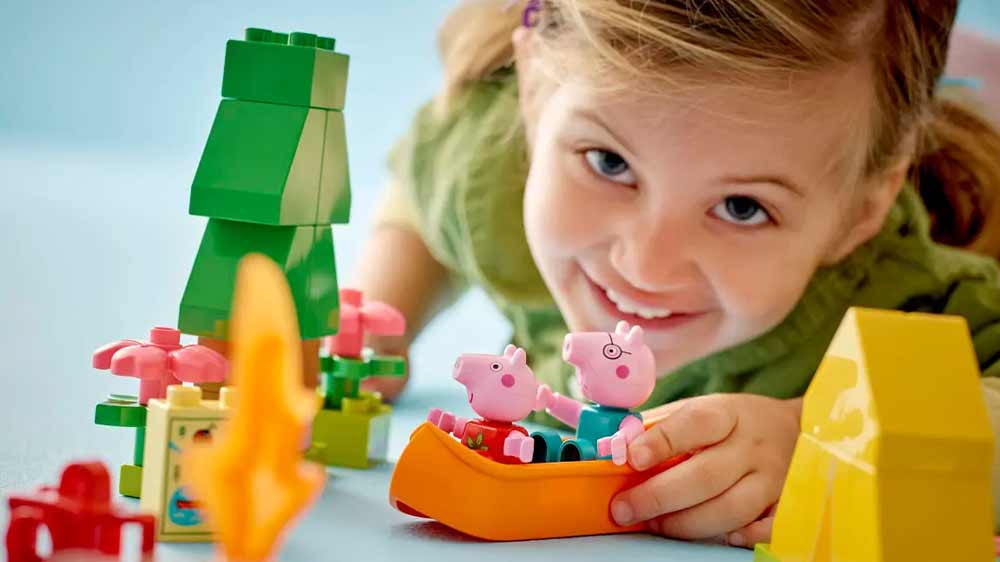 Holčička hrající si se stavebnicí LEGO® DUPLO® 10452 Táboření_02