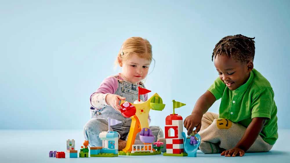 Holčička s chlapečkem hrající si se stavebnicí LEGO® DUPLO® 10453 Prasátko Peppa Zábavní park _03