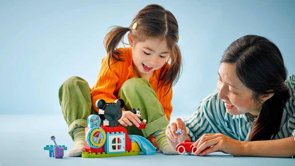 Matka s dcerou si hraje se stavebnicí LEGO® DUPLO® 10454 Mickeyho klubík a auto_02