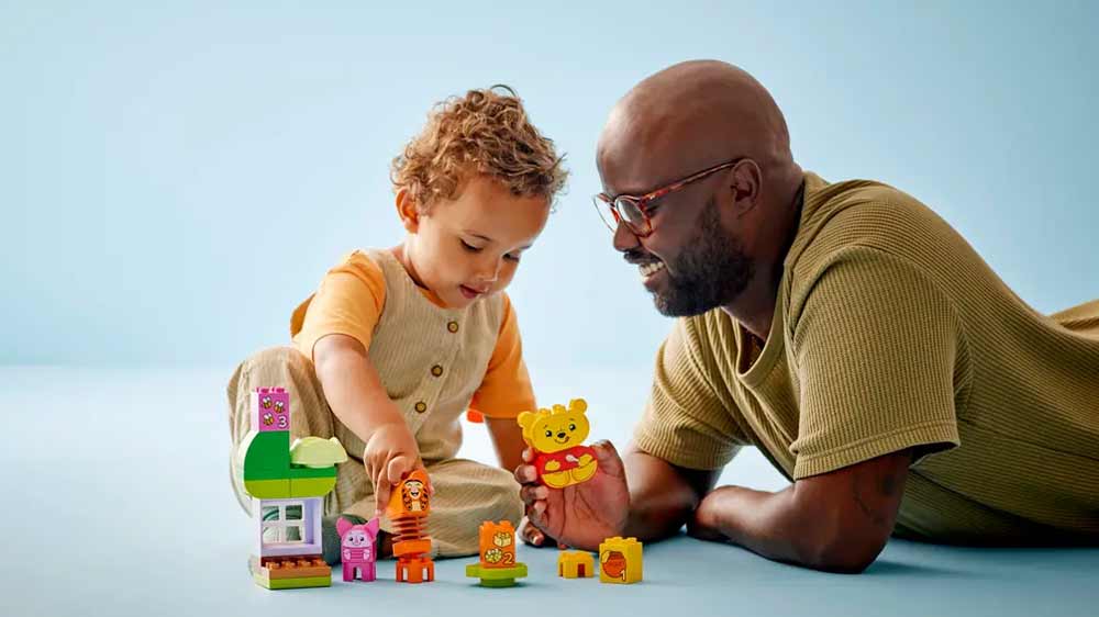 Dítě a rodič si hrají se stavebnicí LEGO® DUPLO® 10457 Narozeninová oslava Medvídka Pú_02