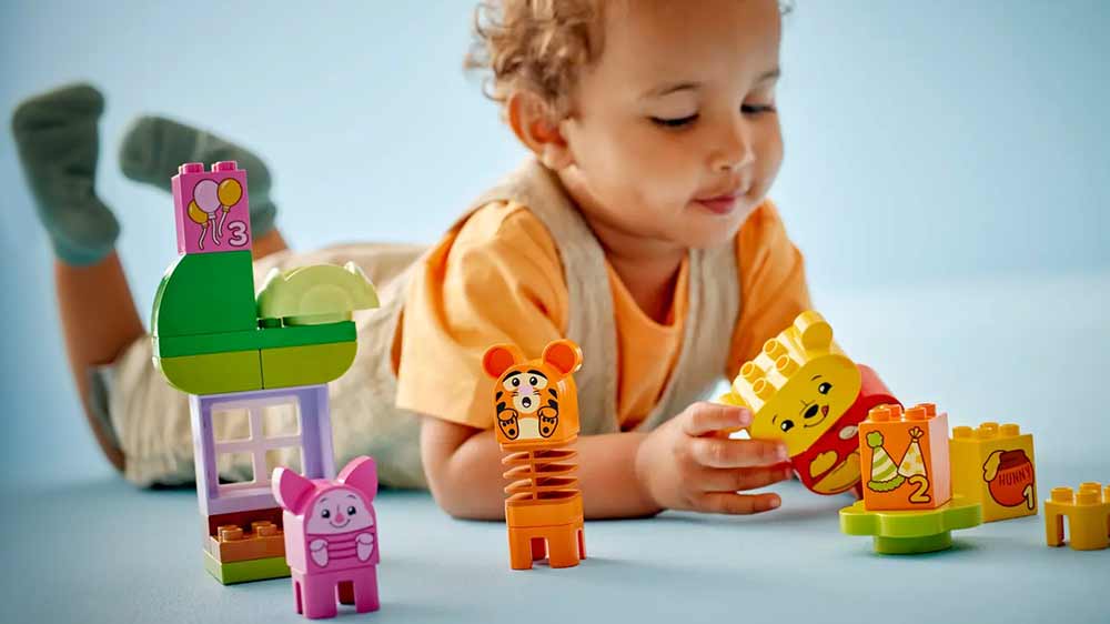 Batole si hraje se stavebnicí LEGO® DUPLO® 10457 Narozeninová oslava Medvídka Pú _03