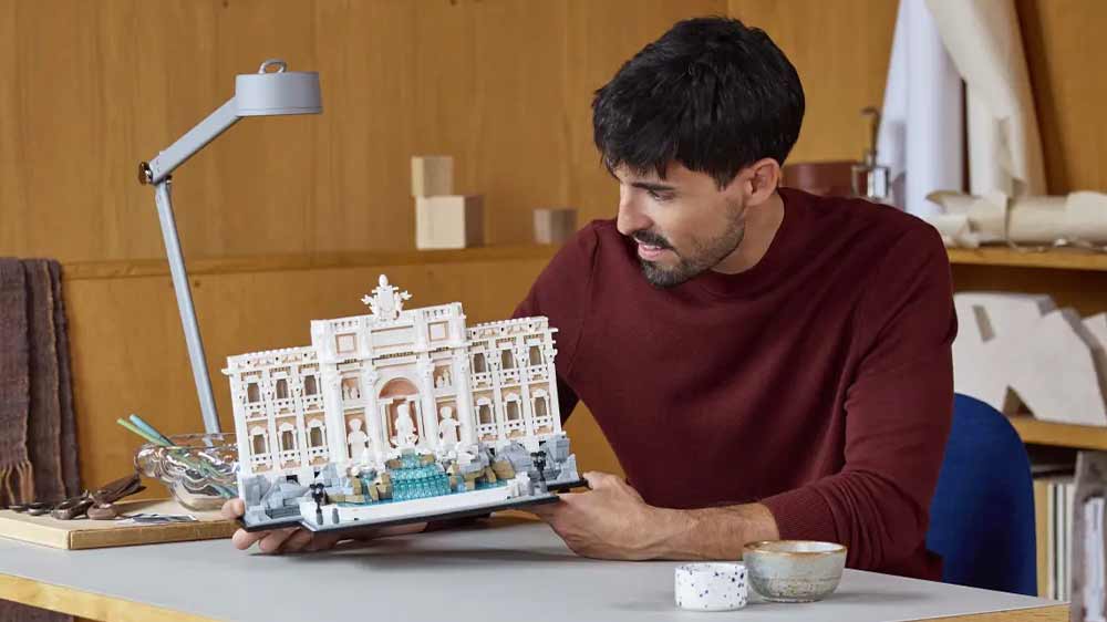 Muž obdivující hotovou stavebnici LEGO® Architecture 21062 Fontána di Trevi_02
