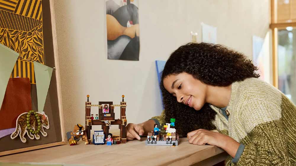 Dívka hrající si se stavebnicí LEGO® Minecraft 21272 Bojový ring v Lesním sídle_02