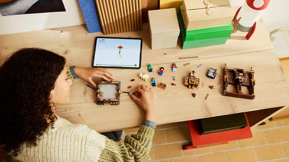 Dívka stavějící LEGO® Minecraft 21272 Bojový ring v Lesním sídle_03