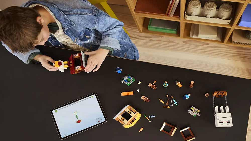 Chlapec stavějící stavebnici LEGO® Minecraft 21273 Balón v podobě ďasa a útok na vesnici_03