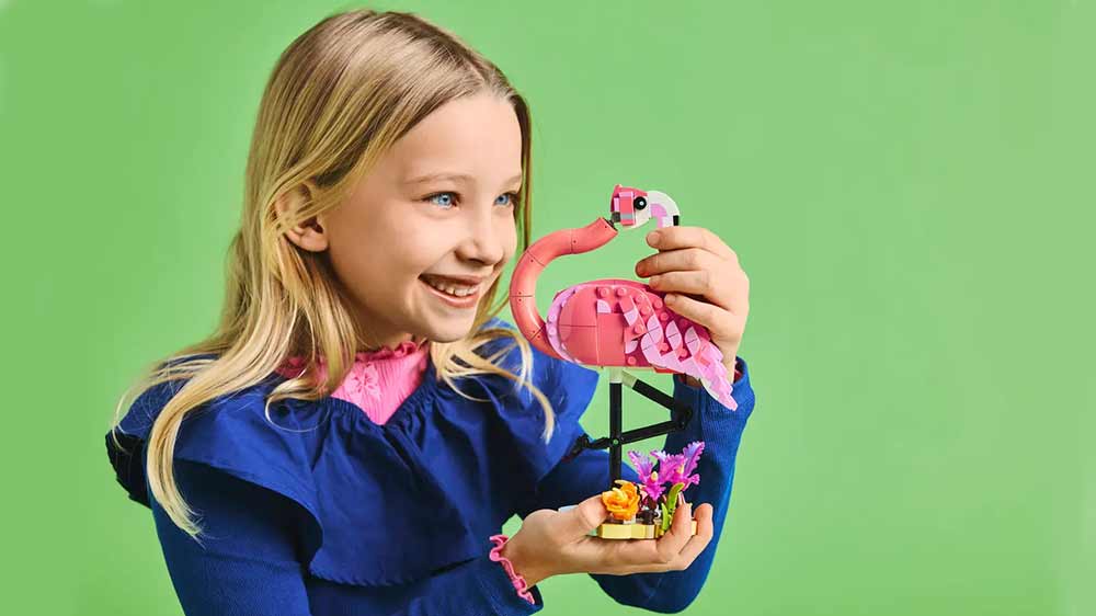 Dívka se stavebnicí LEGO® Creator 3 v 1 31170 Divoká zvířata: Růžový plameňák_03