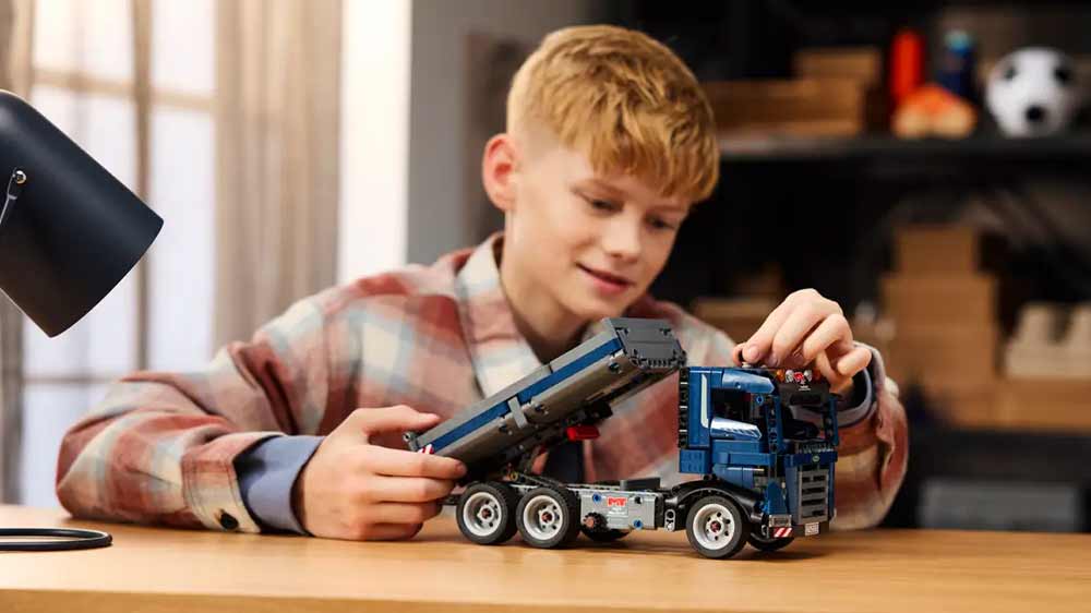 Chlapec hrající si s modelem LEGO® Technic 42203 Nákladní sklápěč_02