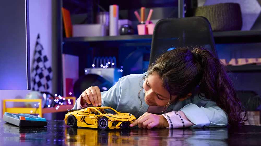 D&iacute;vka hraj&iacute;c&iacute; si s LEGO&reg; Technic 42205 Chevrolet Corvette Stingray_02