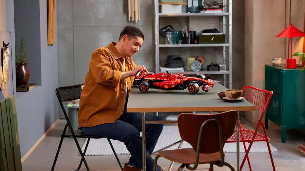 Sedící muž s modelem LEGO® Technic 42207 Ferrari SF-24 F1_02