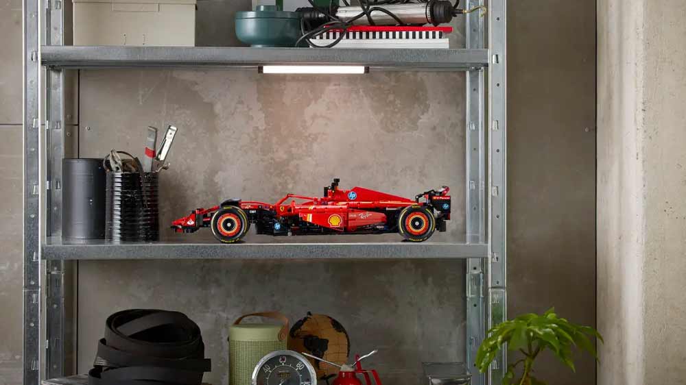 LEGO® Technic 42207 Ferrari SF-24 F1 na poličce_03