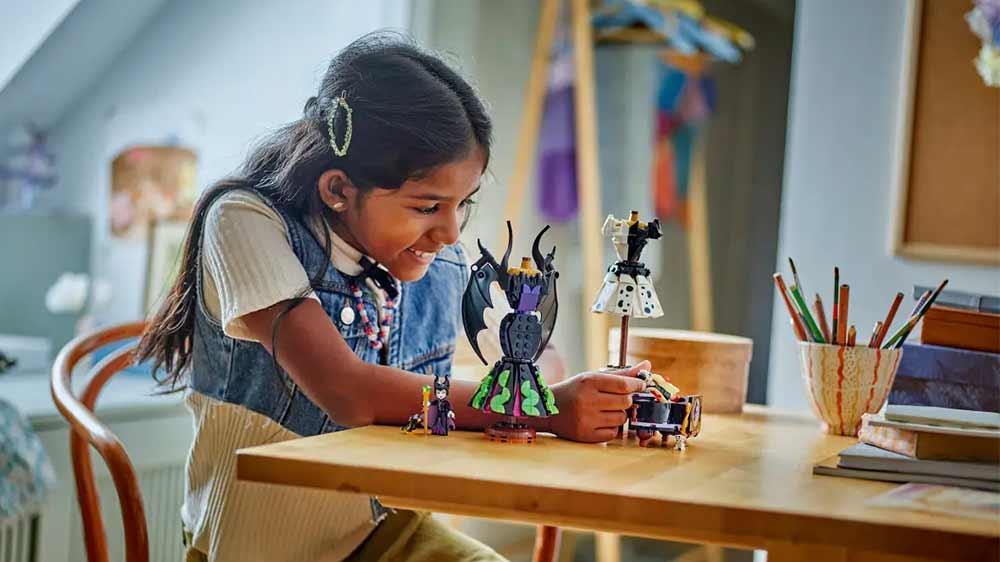 Dívka hrající si s LEGO® Disney 43262 Šaty Zloby a Cruelly De Vil_02