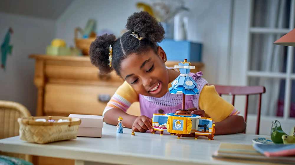 D&iacute;vka hraj&iacute;c&iacute; si s LEGO&reg; Disney 43266 Popelčiny &scaron;aty_02