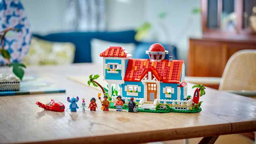 Stavebnice LEGO® Disney 43268 Lilo a Stitch a domek na pláži sestavená v pokojíčku na stole_02
