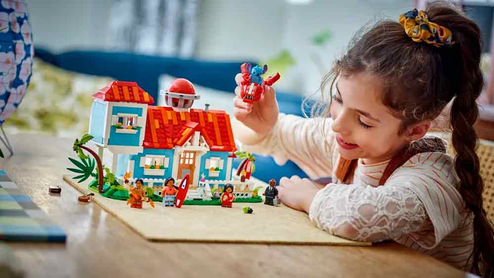 Dívka si hraje se stavebnicí LEGO® Disney 43268 Lilo a Stitch a domek na pláži_03