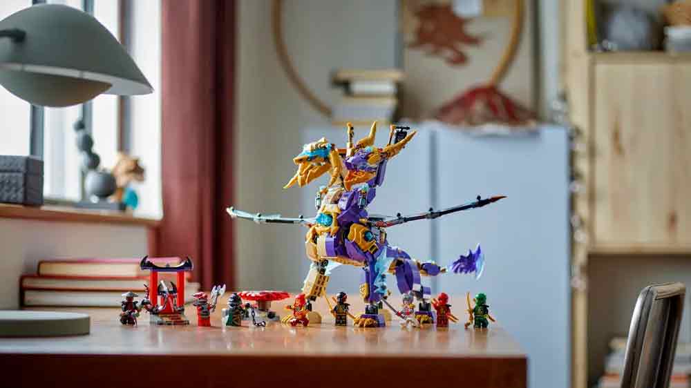 Stavebnice LEGO® NINJAGO® 71836 Drak soustředění Arc v pokojíčku na stole_02