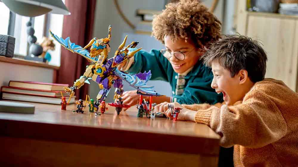 Dva kluci u hry se stavebnicí LEGO® NINJAGO® 71836 Drak soustředění Arc_03
