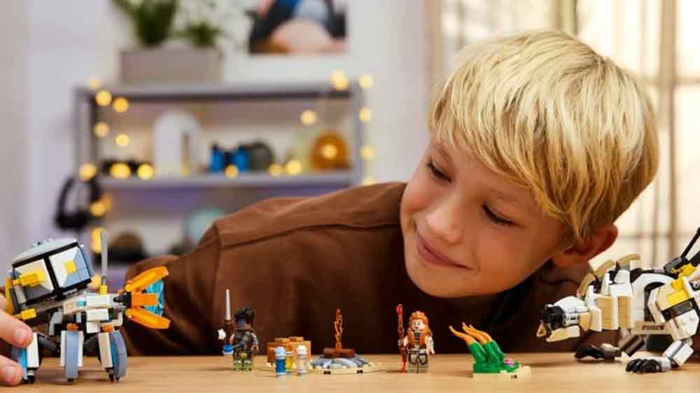 Chlapec hrající si se stavebnicí LEGO® Horizon Adventures 77037 Aloy a Varl vs. Shell-Walker a Sawtooth_02