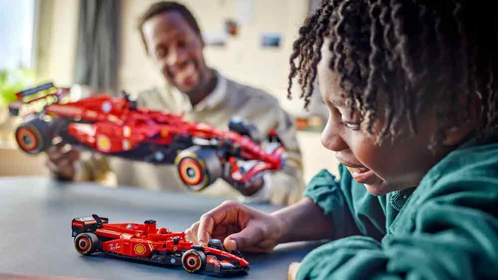 Otec a syn u hry se stavebnicí LEGO® Speed Champions 77242 Závodní auto Ferrari SF-24 F1®_03