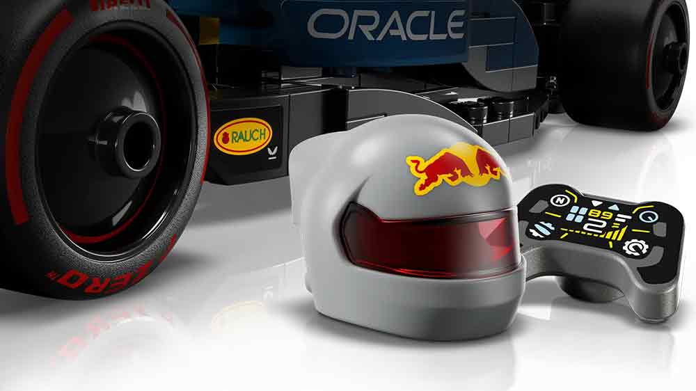 Stavebnice LEGO® Speed Champions 77243 Závodní auto Oracle Red Bull Racing RB20 F1® – detail helmy a pneumatik_02